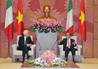 Chủ tịch Quốc hội Nguyễn Sinh Hùng hội kiến Tổng thống Italy Sergio Mattarella